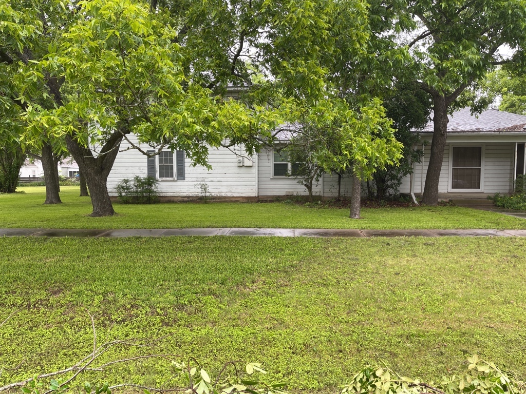 Front exterior at 501 Avenue G, Moody, TX